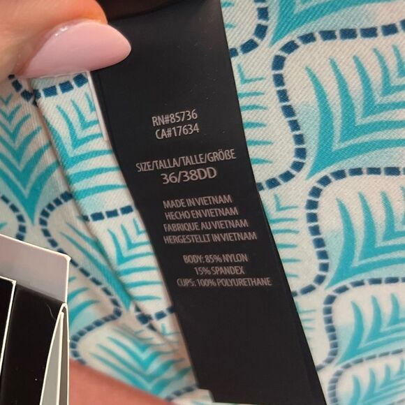 Coco Reef Verso Bra Sized Twist Reversible Underwire Bikini Top, Tropical Lotus. - Picture 13 of 15